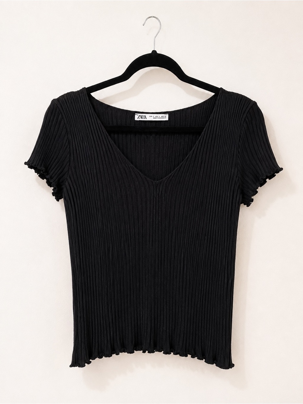 Zara Black Ribbed V-Neck Lettuce Trim Top — Size S 🖤